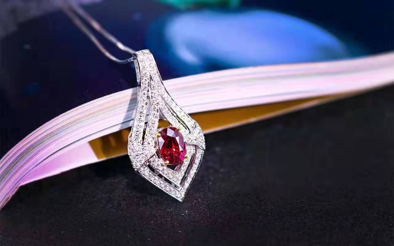 红色宝石吊坠有哪些种类？哪种红色宝石吊坠更有价值？
