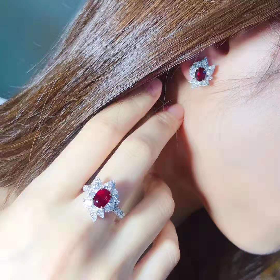 佩戴彩色宝石戒指的选择也是有所讲究的 一同来看看吧