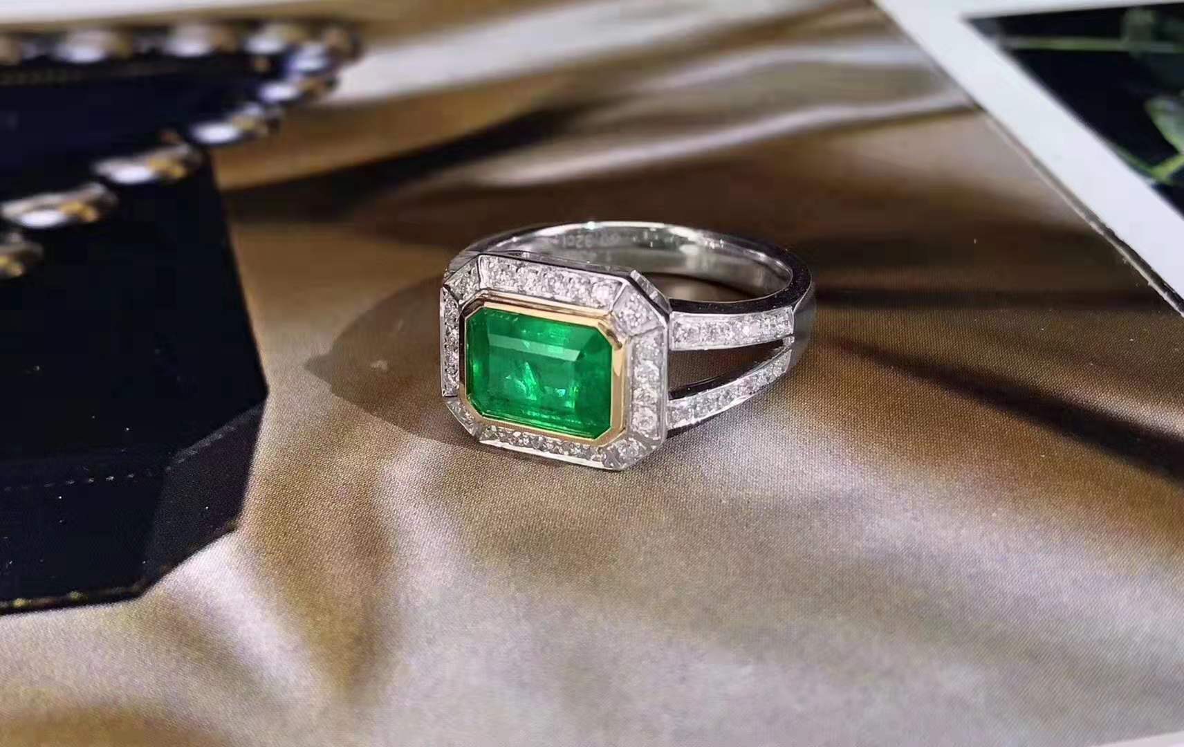 关于戒指男性喜爱庄严稳重，女性则既可以清新简约