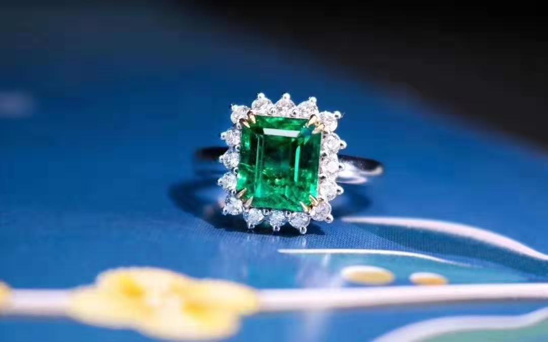 选择什么颜色款式的宝石 就搭配什么风格的服装