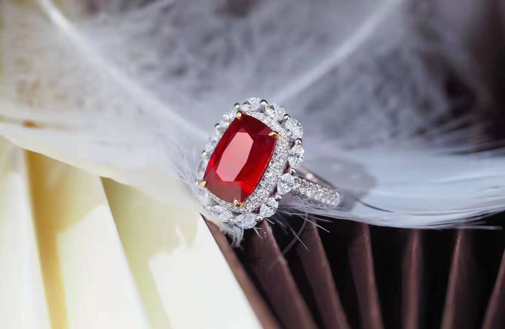 鸽血红红宝石和红钻石相比哪个更贵重？