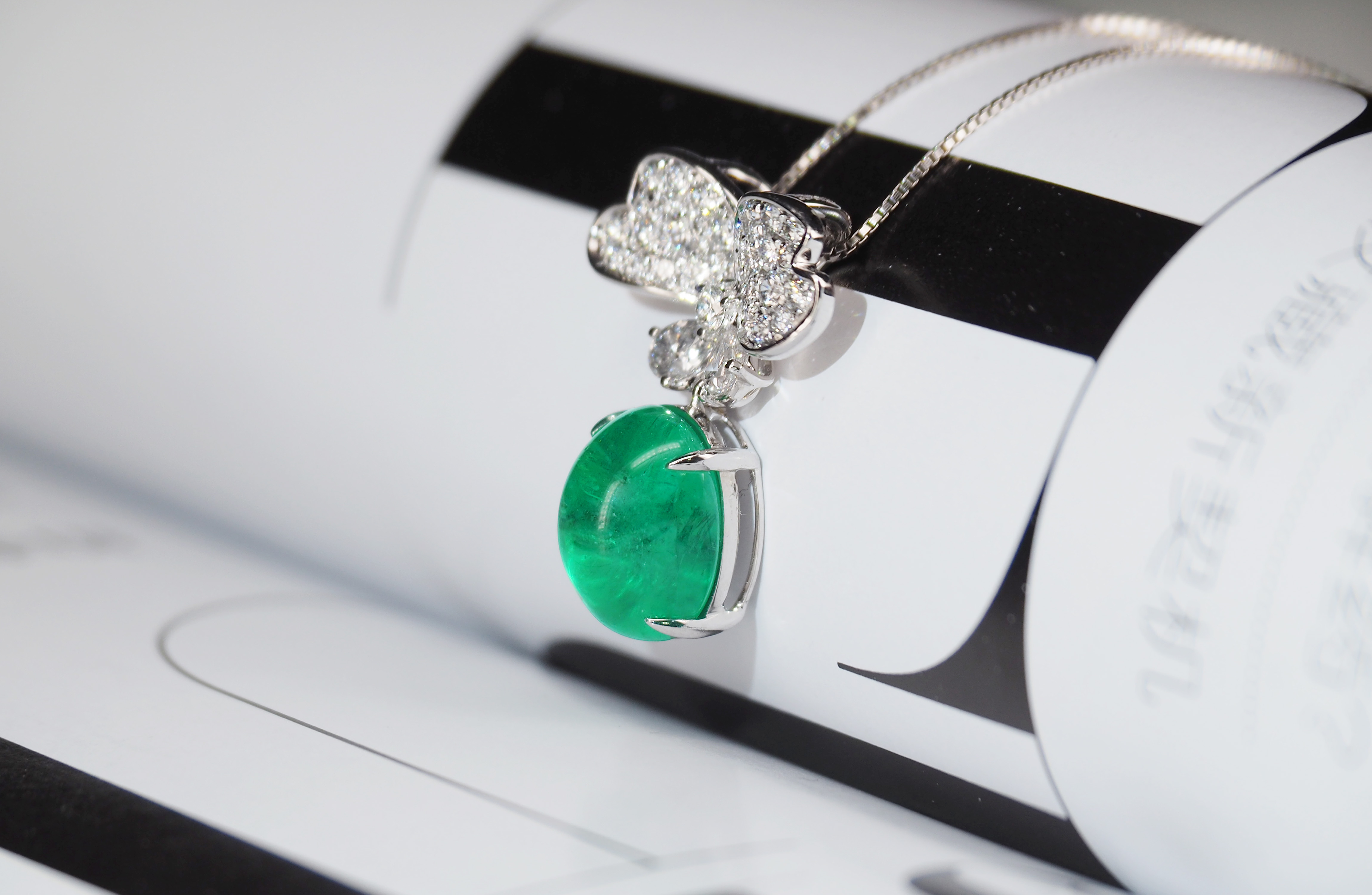 如何正确的佩戴祖母绿首饰 泰勒彩宝陪您一起去看看