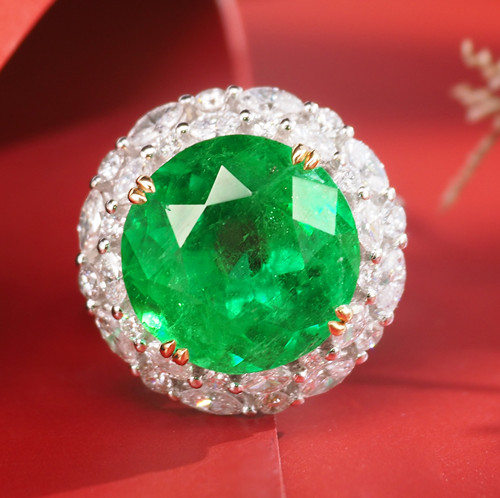 祖母绿戒指容易裂损，是不是不能日常佩戴