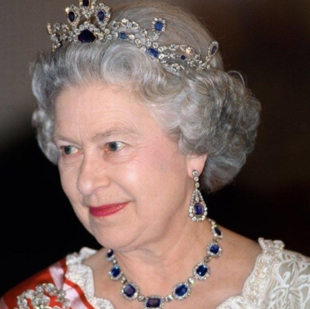 为什么女王很少佩戴英国王室钟爱的“皇家蓝”？
