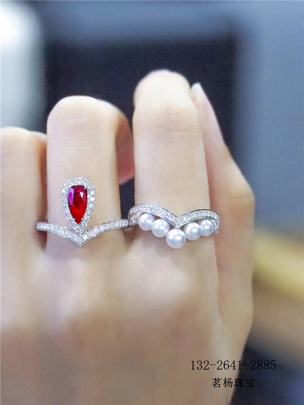 左手食指戴红宝石戒指是什么意思？