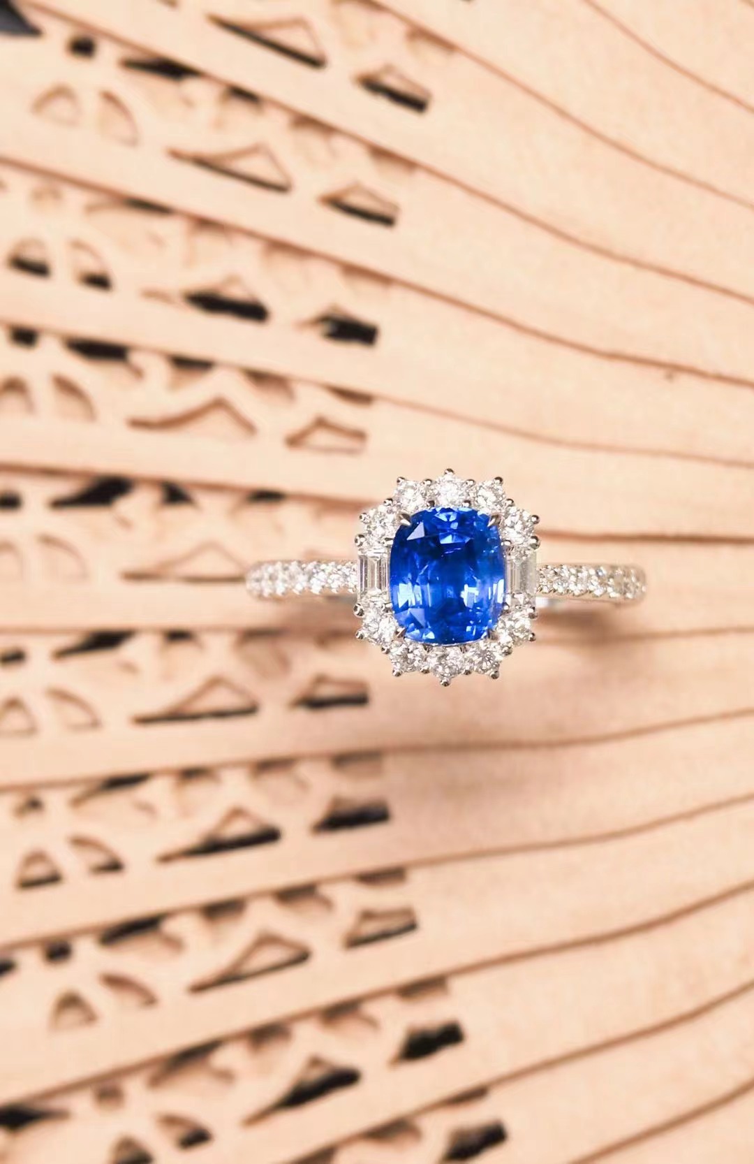 华丽与简约都集于一身的戴妃款蓝宝石戒指，怎能不成为经典？